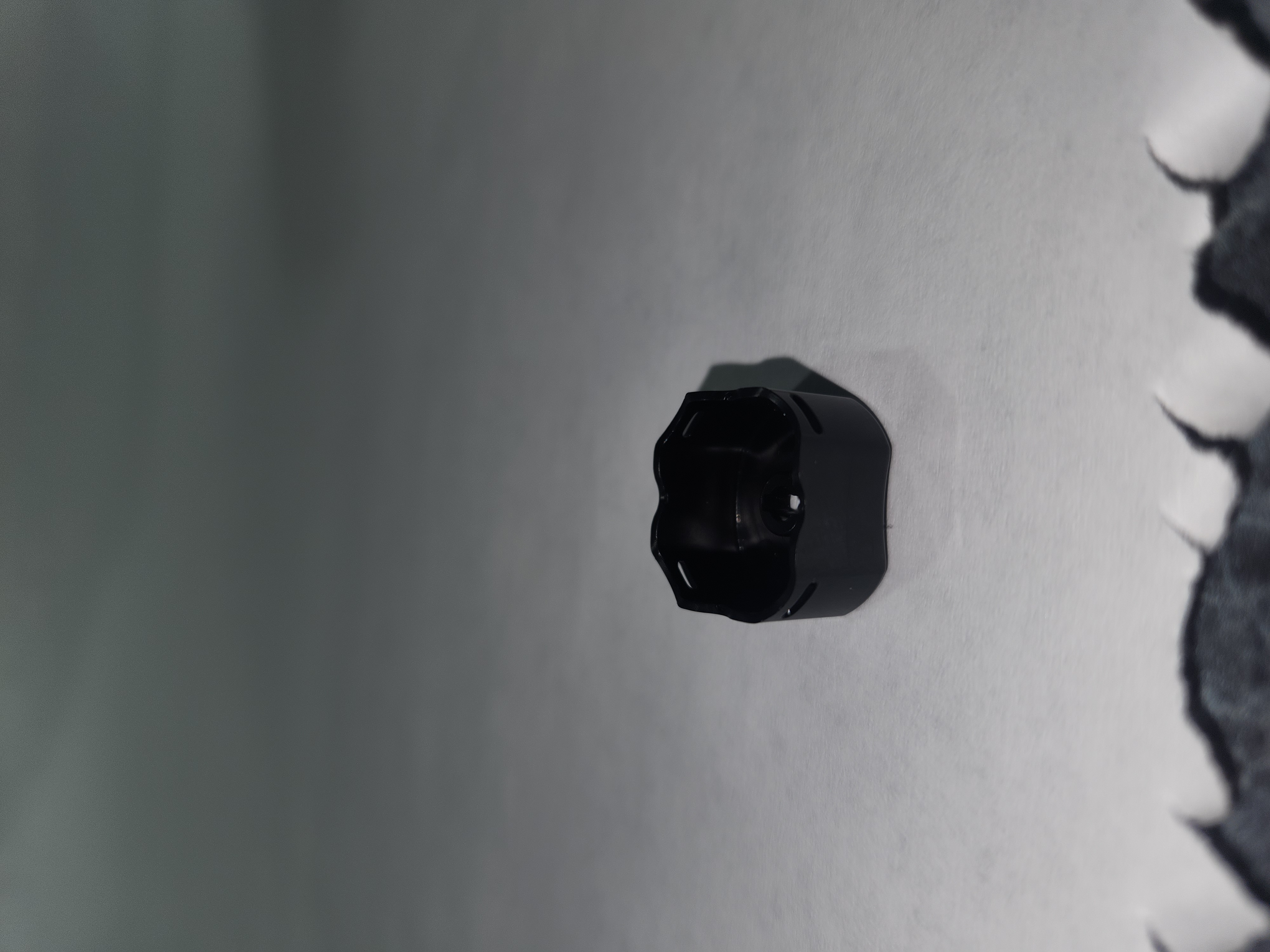 Center Cap Retention Mechanism